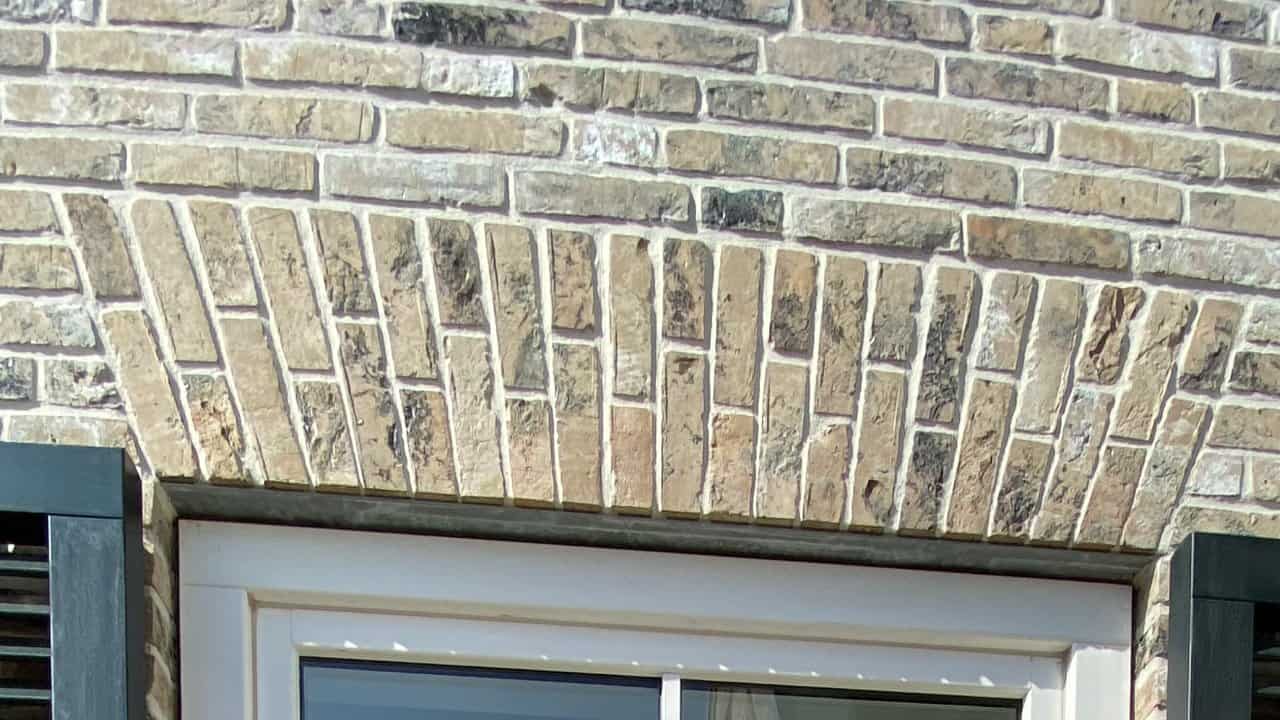 Hanekam boven kozijn