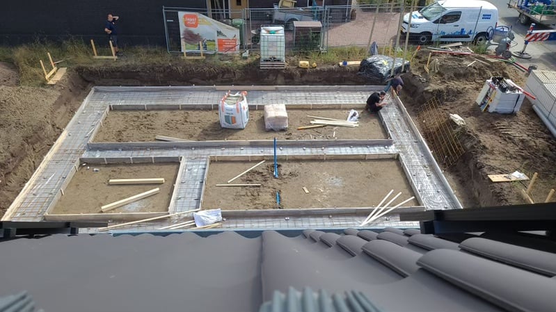 De bekisting maken voor de fundering
