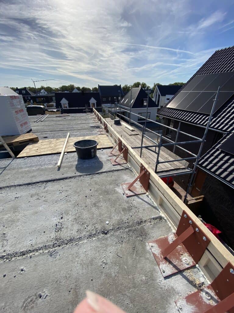 Knieschot langs de zijkanten, hier komt het dak op te liggen