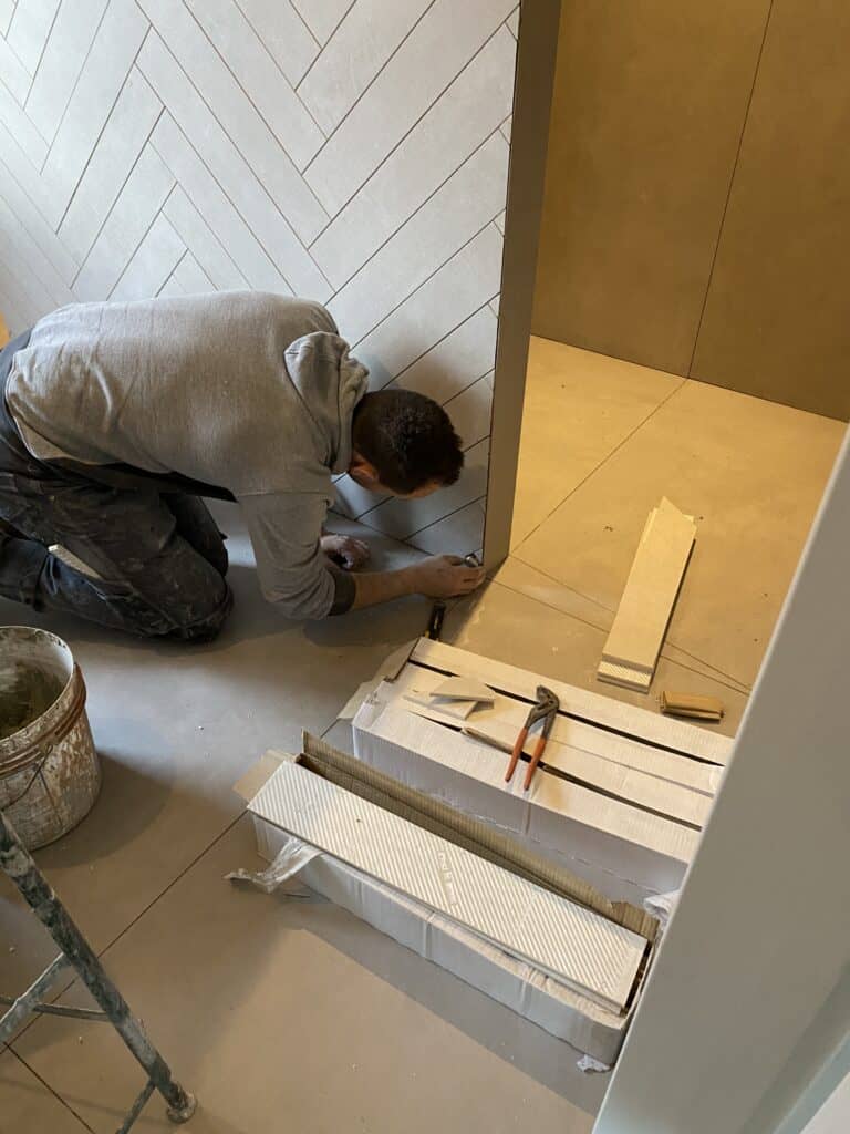 visgraat op de muur
