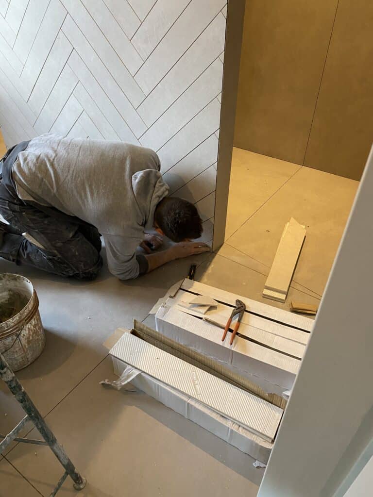 visgraat op de muur