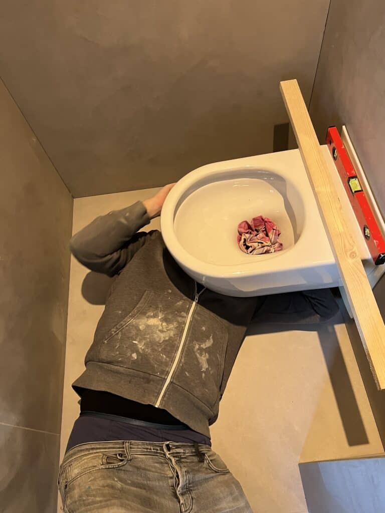 Ik ben er ff niet, wc ophangen