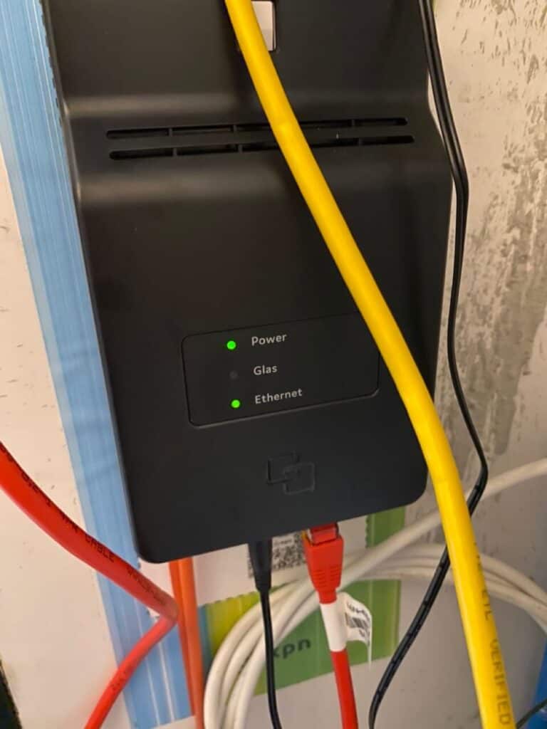 Kpn glasvezel kast die over het witte kastje komt