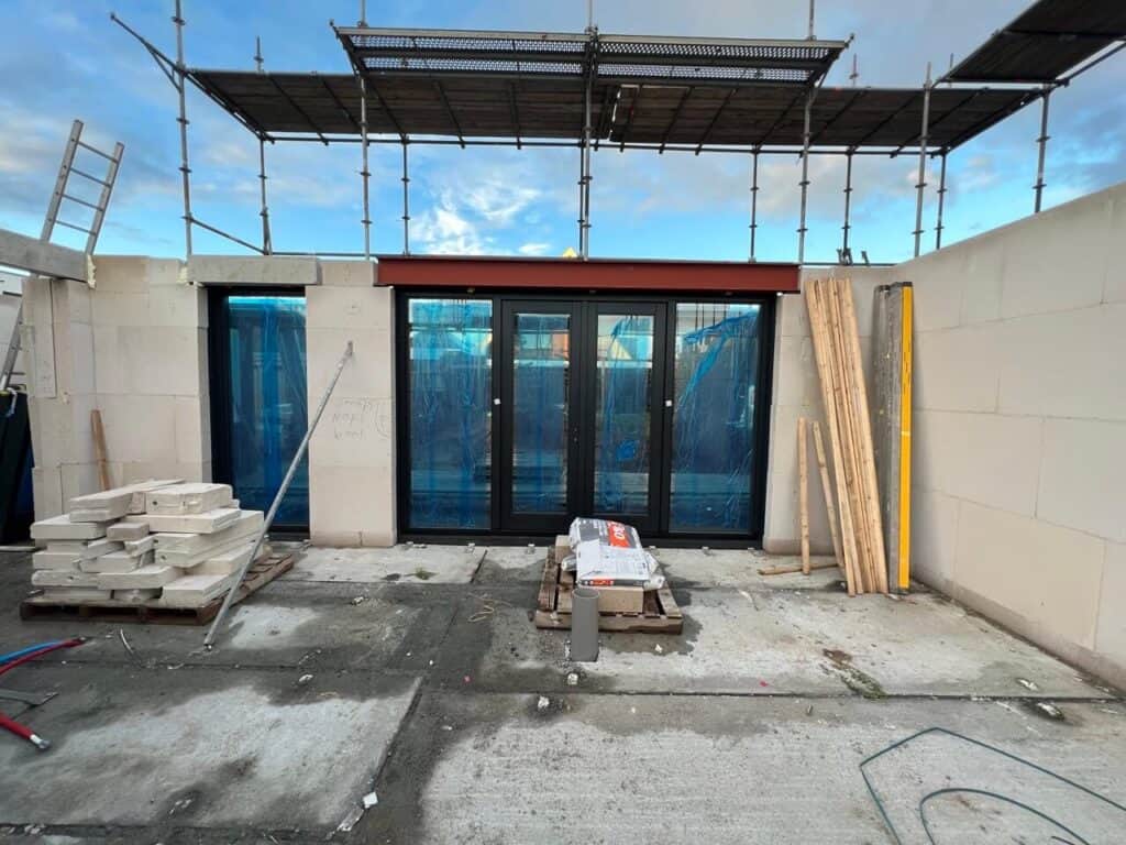 Foto tijdens bouw ijzeren balk